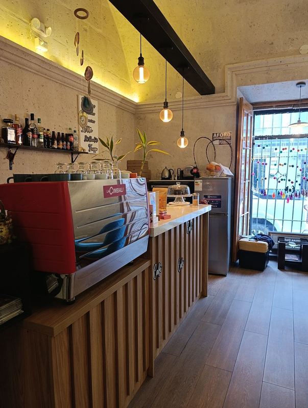 Barra de café con máquina de espresso en Aromas Caffee Arequipa