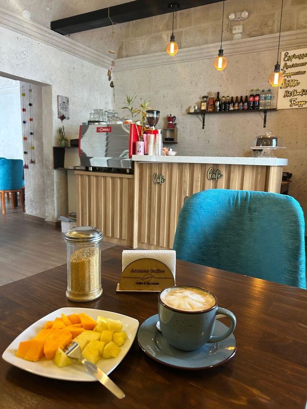 Plato de fruta fresca y latte en Aromas Caffee Arequipa