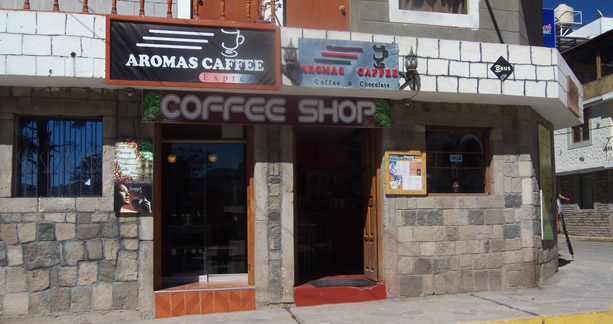 Fachada de Aromas Caffee en la Plaza de Armas de Chivay